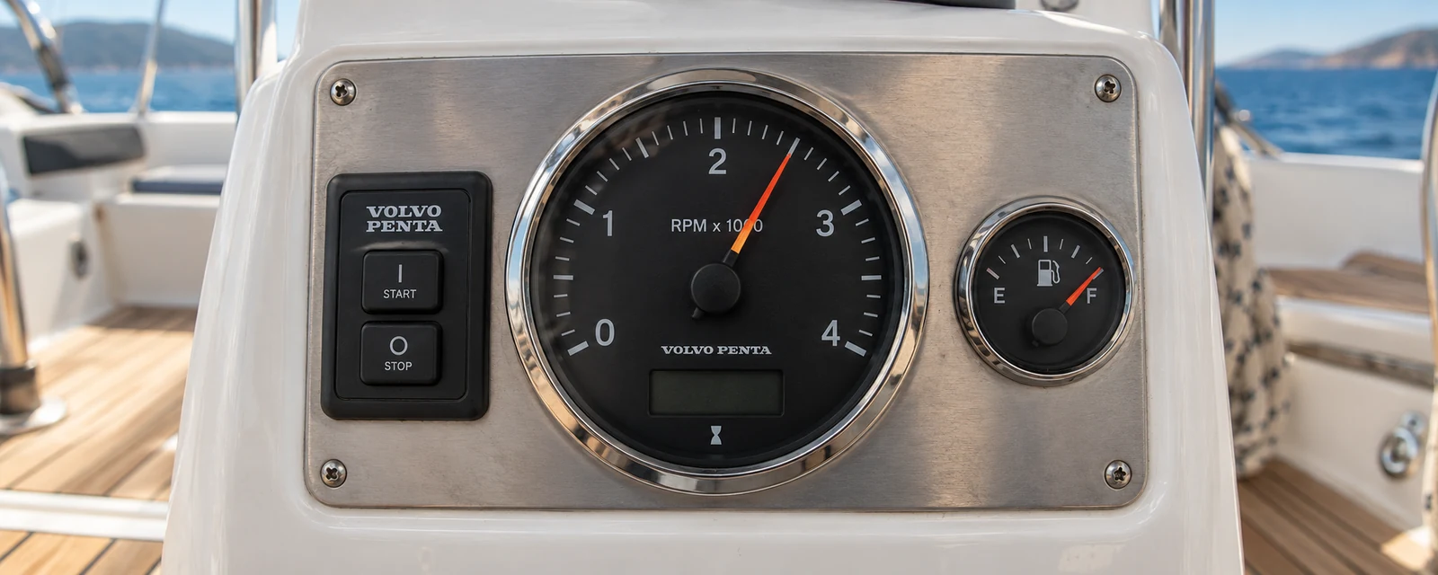 Illustration d’un compte-tours Volvo Penta à 2500 RPM avec une jauge de carburant dans le cockpit d’un voilier de style Bavaria